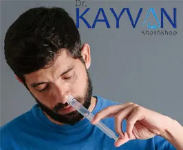 پس از برداشتن تامپون و اسپلینت داخل بینی می توان با استفاده از اسپری های سالین بینی، شست و شوی بینی را به مدت 2 الی 3 هفته متوالی آغاز کنید. و باید در هنگام شست و شوی بینی بعد از جراحی بینی به این نکته توجه داشته باشید که تخلیه بینی را انجام ندهید چرا که ممکن است منجر به خونریزی بخیه ها و مویرگ های حساس و آسیب دیده شود. 